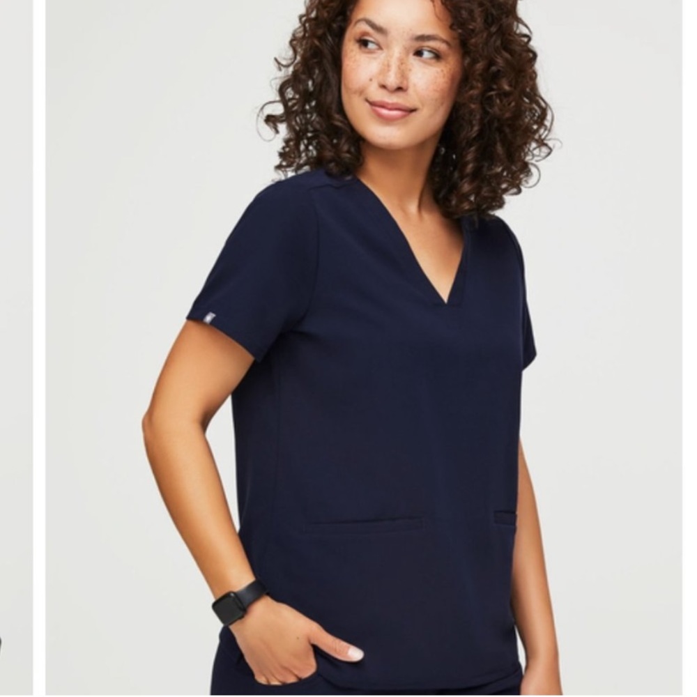 Figs Casma Three-Pocket Scrub Top Navy Blue v neck shoer sleeve tee